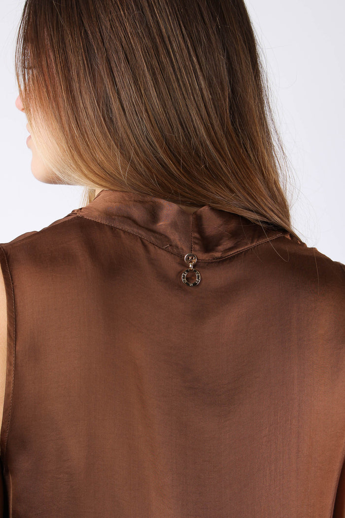 Wolfy Blusa Smanicata Effetto Raso Toffee-8