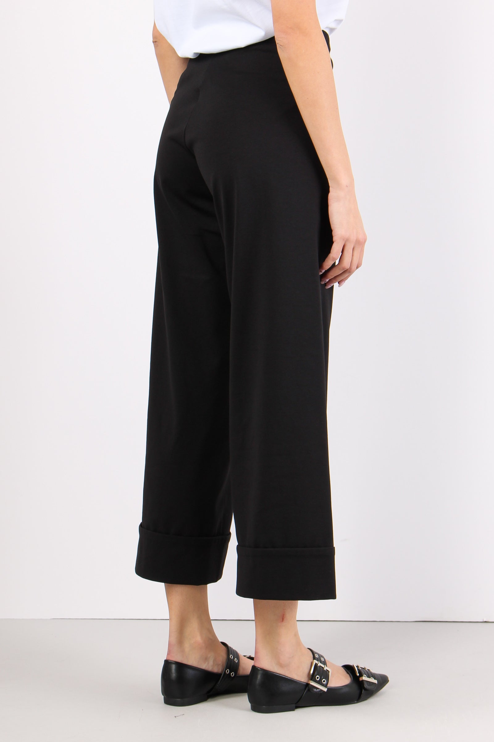Pantalone nero a vita alta con risvolto Pantalone nero a vita alta con risvolto