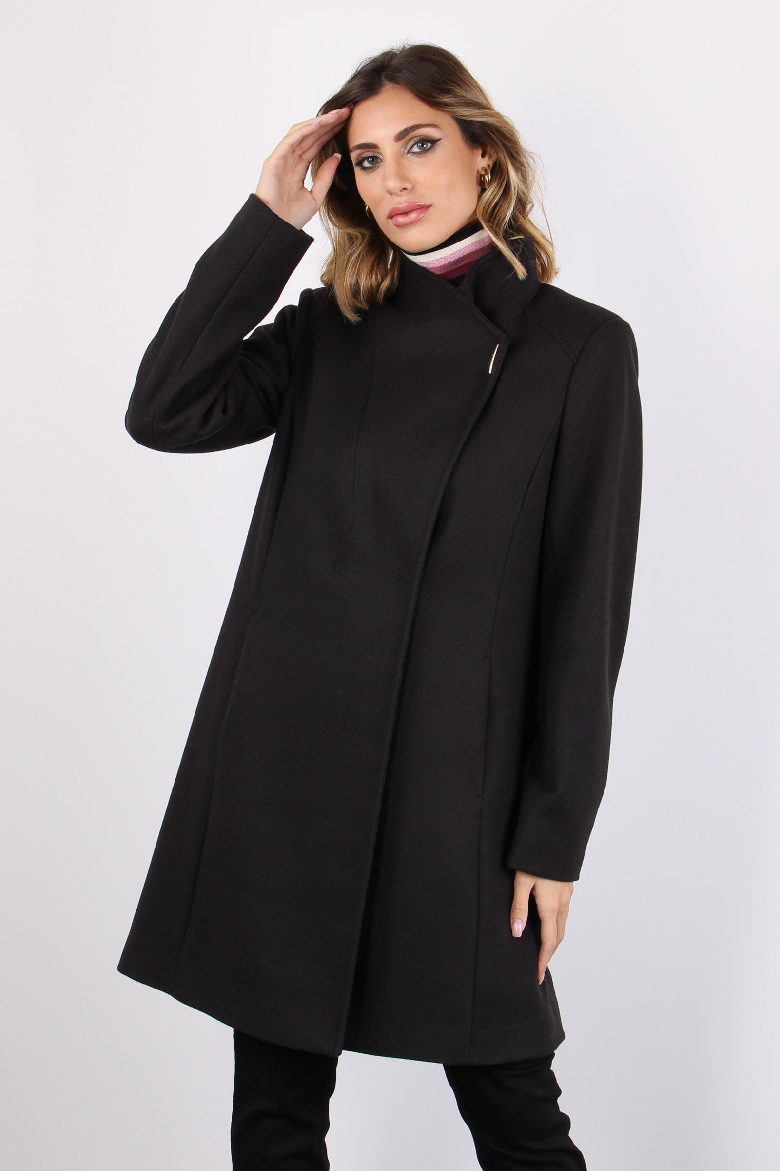 Cappotto Nero Corto Avvitato Curvy Cappotto Corto Elegante