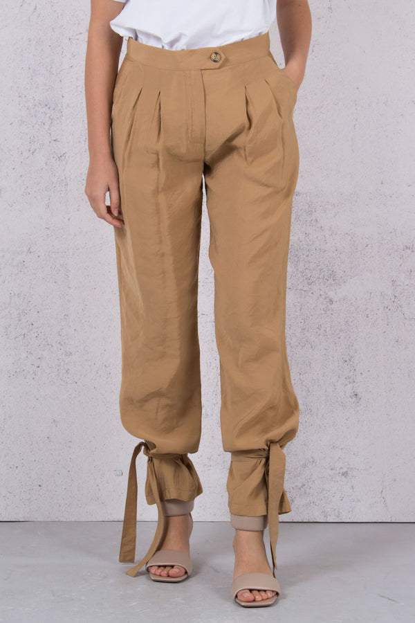 Pantaloni con bottoni laterali con lacci e nappe Pantaloni con bottoni laterali con lacci e nappe
